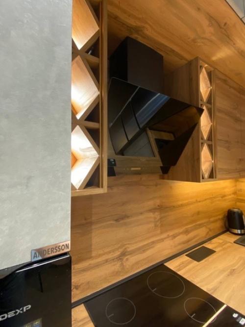 Ещё одно наше творение - лаконичная кухня с ромбообразнымм открытыми полочками. 01