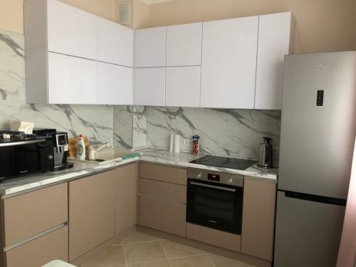 Жду критику. Квартиру брали с готовой отделкой, поэтому стены, полы, потолок все было уже сделано.