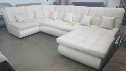 Огромный диван атланта, может использоваться, как центральный объект интерьера. 01