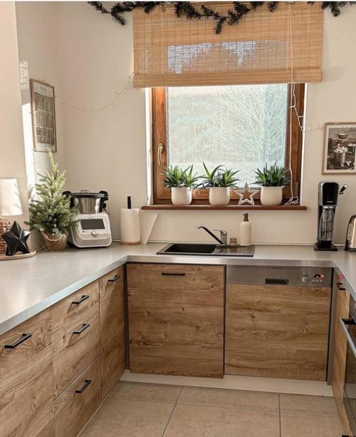 Уютный домик.  Простой способ создать модное сочетание - выкрасить стены в белый цвет и дополнить интерьер деревянными предметами мебели и декора. 06