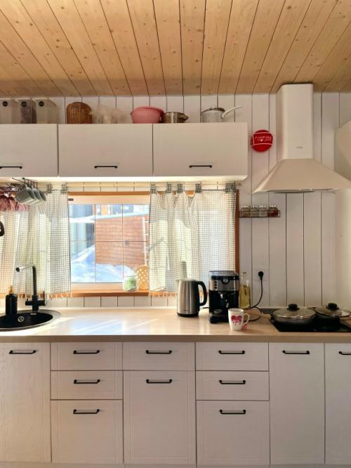Кухня собранная своими силами на скандинавский мотив и уютные детали интерьера прекрасного модульного дома.  