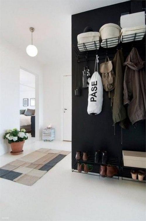 Независимо от того, однокомнатная у вас квартира или двухэтажный коттедж, именно с прихожей начинается знакомство с общим интерьером. 02