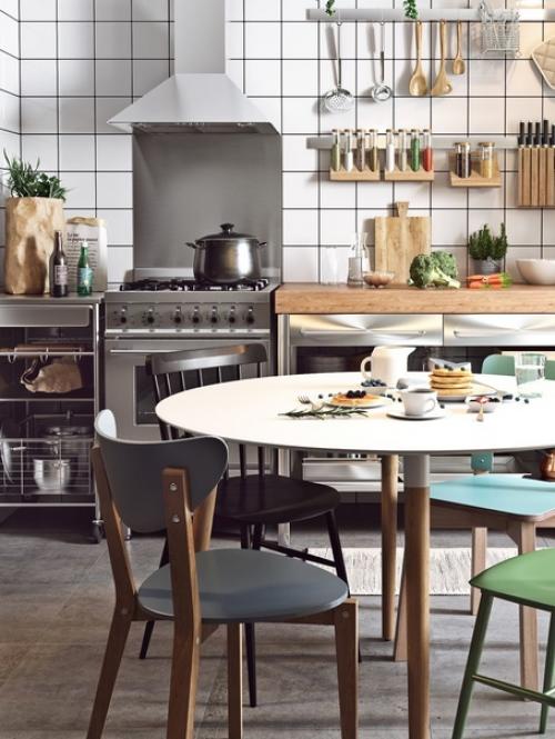 Черный цвет стен в скандинавском интерьере идеально сочетается с южноамериканскими кактусами и мебелью из светлого дерева. 03