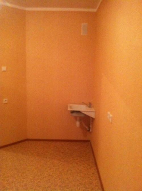 Нам досталась такая кухня, где-то 11 метров с балконом вместо окна. 01