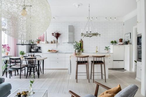 Ярко-розовая и голубая скандинавская квартира. 04