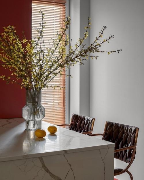 Интерьер создавался таким образом, чтобы здесь было комфортно взрослым людям. 01