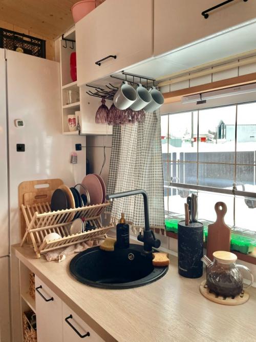 Кухня собранная своими силами на скандинавский мотив и уютные детали интерьера прекрасного модульного дома. 04