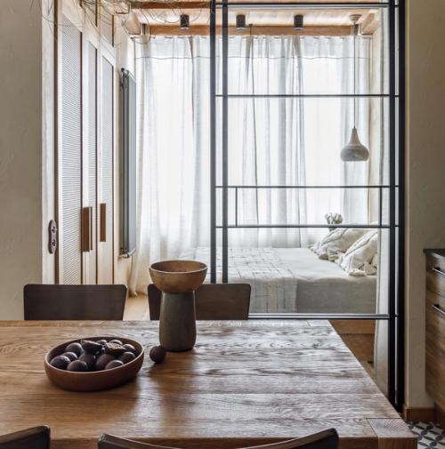 Спальня, реализовывая которую, мы постоянно сталкивались с мнением: все странно и ничего не получится, но в итоге влюбились в неё почти все. 01