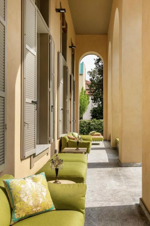 Миланская квартира в зелёных тонах: от оливкового до изумрудного.

