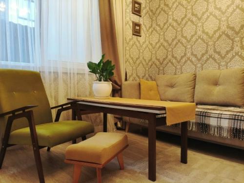 Приветствую, товарищи!  Всегда интересно как советская мебель после обновления смотрится в живом, настоящем, не ИИ - шном интерьере. 03