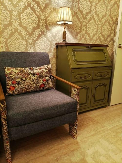 Приветствую, товарищи!  Всегда интересно как советская мебель после обновления смотрится в живом, настоящем, не ИИ - шном интерьере. 05