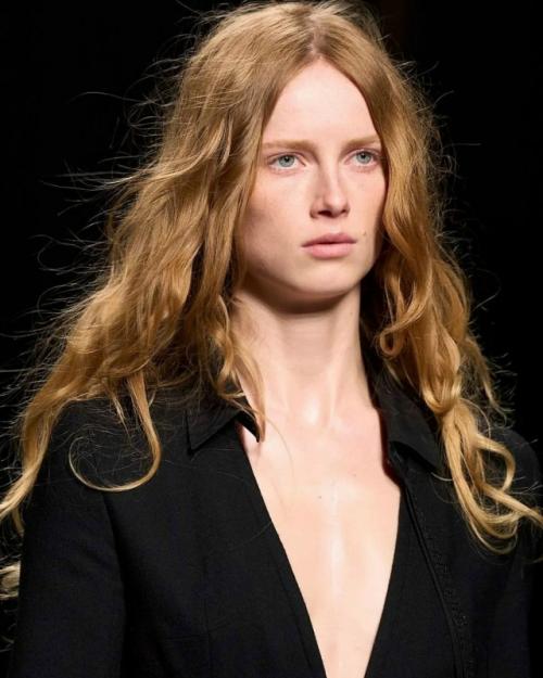 Когда не успел помыть голову: в моду вошел тренд на Депрессивные Волосы. 02