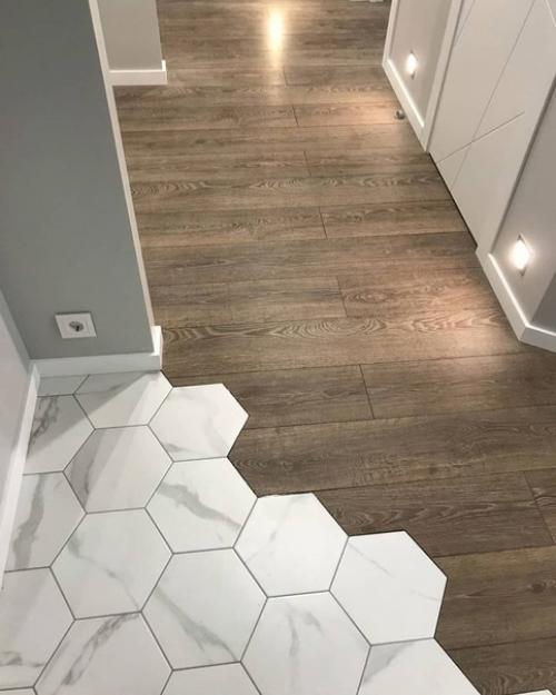 Ремонт прихожей.  При входе в квартиру на полу сделали плитку, дальше - ламинат. 02