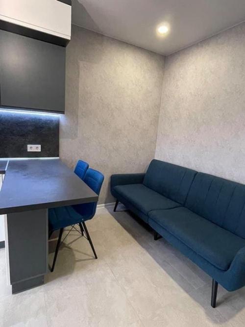 Квартира холостяка.  Хозяин квартиры сам продумал обстановку, цветовое решение. 01