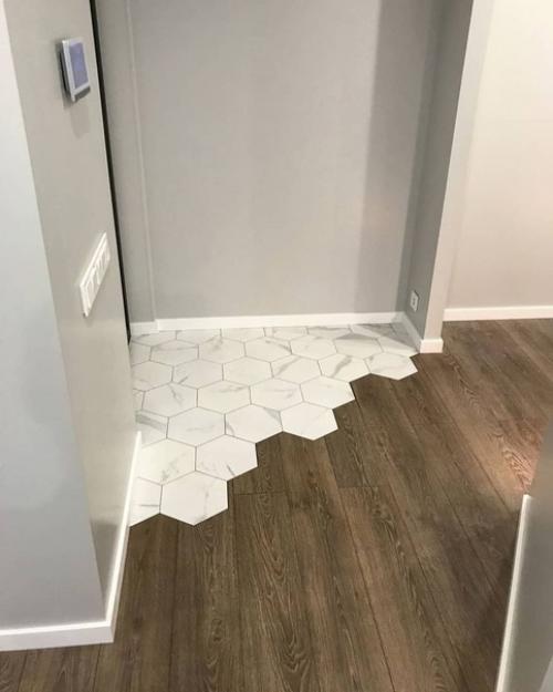 Ремонт прихожей.  При входе в квартиру на полу сделали плитку, дальше - ламинат. 01