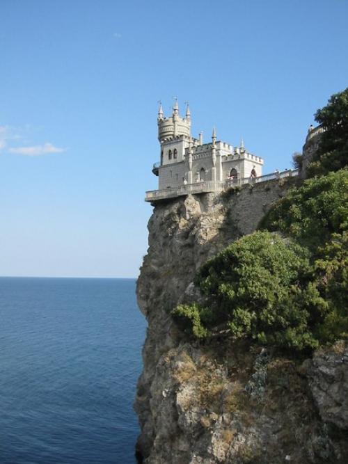 Воздушный, сказочный замок Ласточкино Гнездо возвышается над морской гладью сравнительно недавно - неполных 100 лет. 05