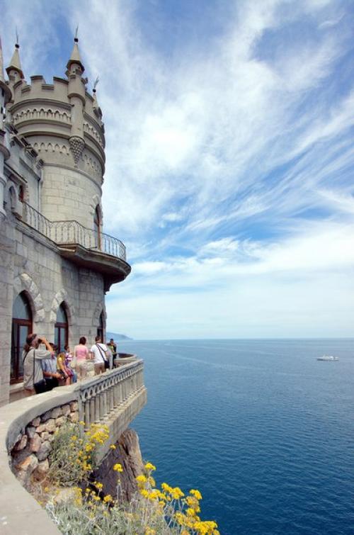 Воздушный, сказочный замок Ласточкино Гнездо возвышается над морской гладью сравнительно недавно - неполных 100 лет. 03