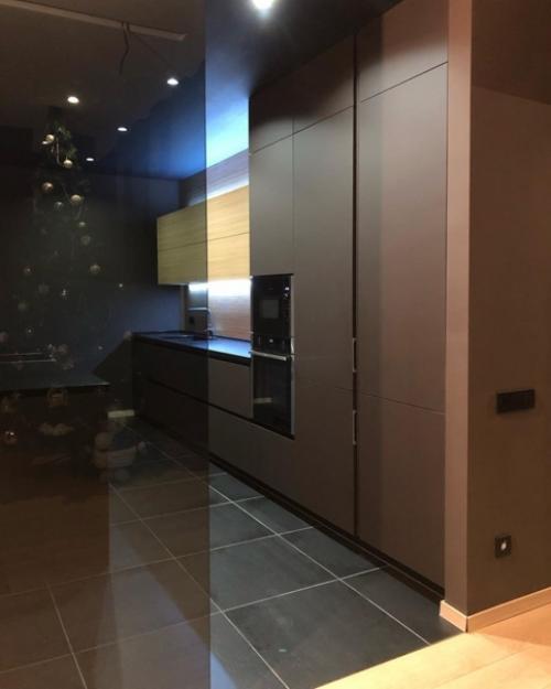 Очень стильная кухня в черном цвете. 03