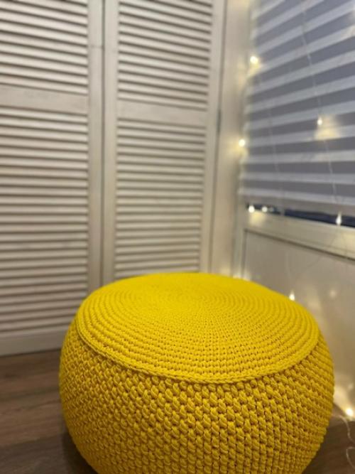Вязаный пуф может стать отличным дополнением в интерьере. 02