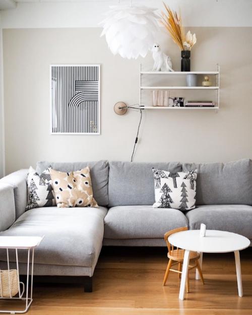 Хозяева этой сканди гостиной решили немного обновить лакокрасочные покрытия в доме, в том числе и в гостиной. 01