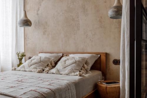 Спальня, реализовывая которую, мы постоянно сталкивались с мнением: все странно и ничего не получится, но в итоге влюбились в неё почти все. 06