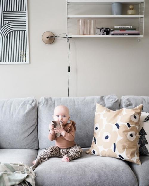 Хозяева этой сканди гостиной решили немного обновить лакокрасочные покрытия в доме, в том числе и в гостиной. 02