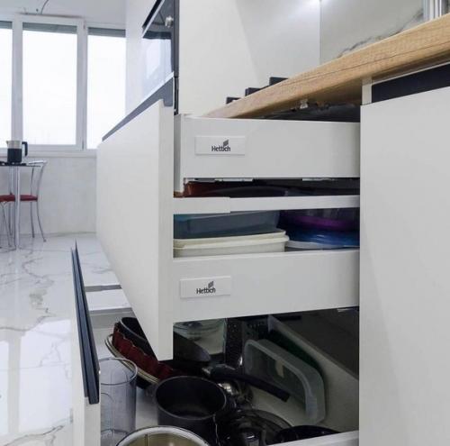 Просторная кухня. В белом цвете. 06