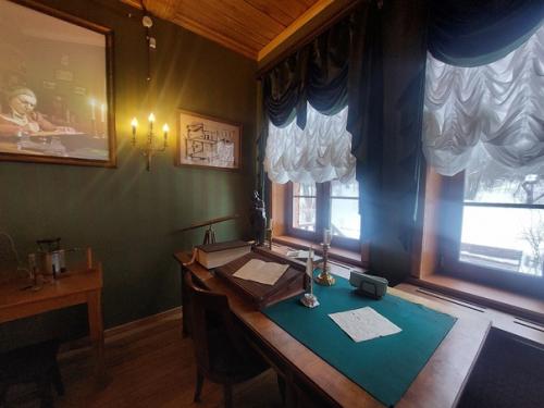 Тульские поэты оказались первыми экскурсантами музея - усадьбы Дворяниново после его радикального переоснащения. 05