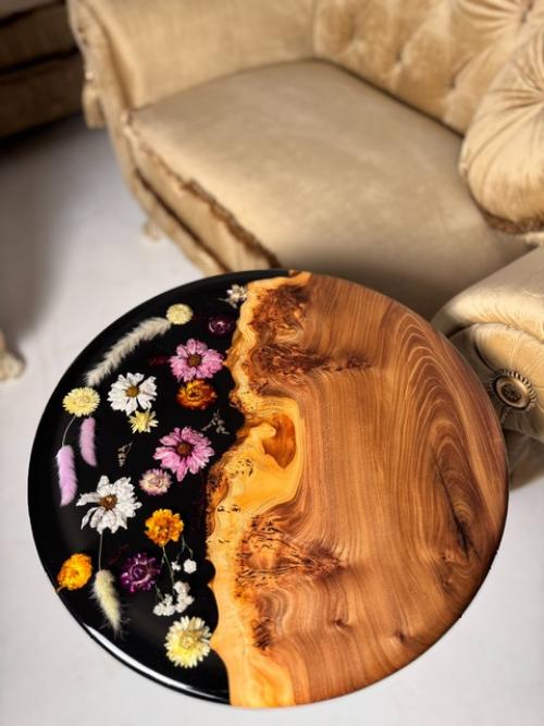 Столик на индивидуальном подстолье выполнили на заказ. 03