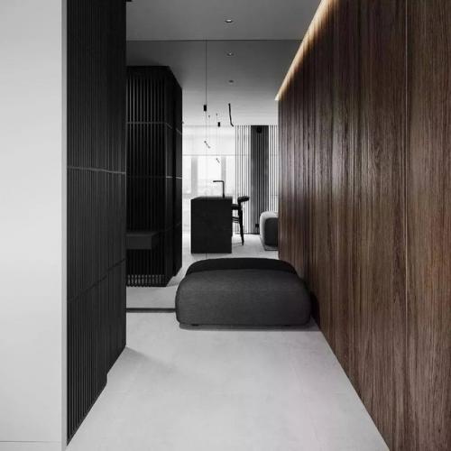 Темные тона помогают сгладить визуальный дисбаланс помещения. 04