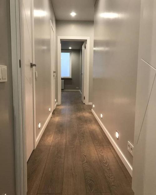 Ремонт прихожей.  При входе в квартиру на полу сделали плитку, дальше - ламинат. 04