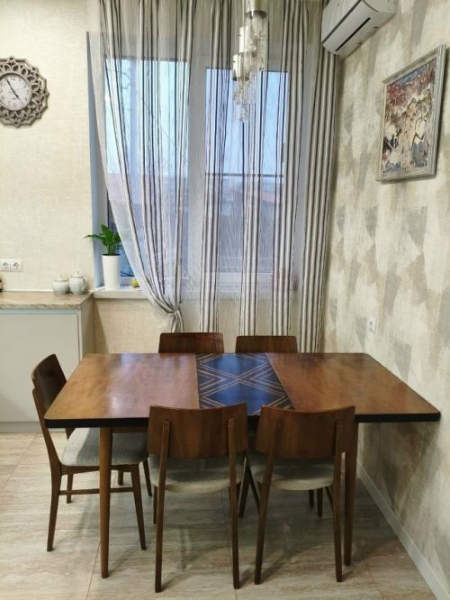 Приветствую, товарищи!  Всегда интересно как советская мебель после обновления смотрится в живом, настоящем, не ИИ - шном интерьере. 04