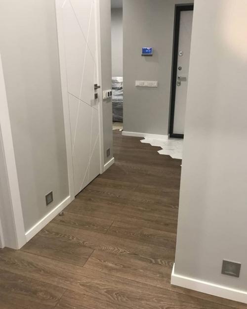 Ремонт прихожей.  При входе в квартиру на полу сделали плитку, дальше - ламинат. 03