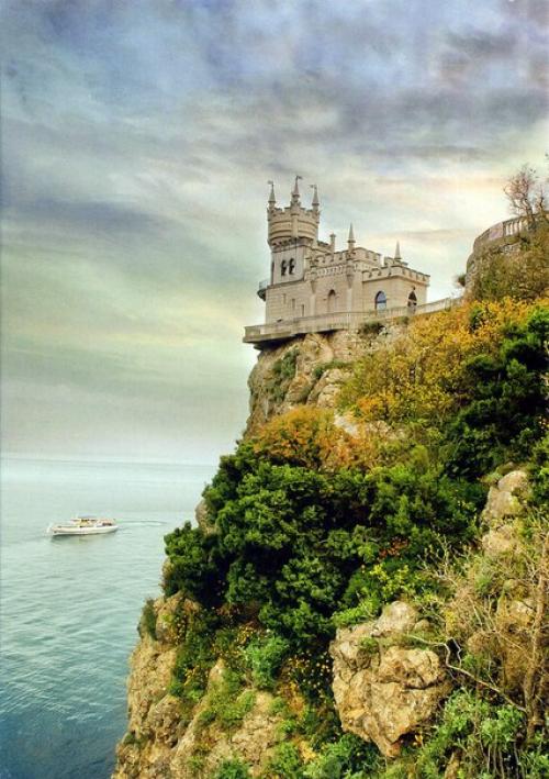 Воздушный, сказочный замок Ласточкино Гнездо возвышается над морской гладью сравнительно недавно - неполных 100 лет. 06