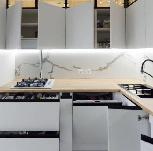 Просторная кухня. В белом цвете. 08