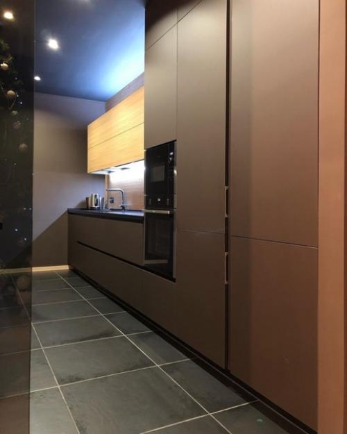 Очень стильная кухня в черном цвете. 02