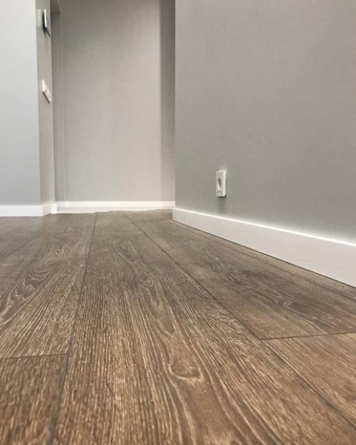 Ремонт прихожей.  При входе в квартиру на полу сделали плитку, дальше - ламинат. 07