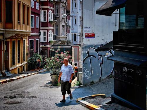 Хотите совершить небольшое путешествие во времени и увидеть, как жили в Стамбуле в начале прошлого века? 04