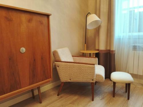 Приветствую, товарищи!  Всегда интересно как советская мебель после обновления смотрится в живом, настоящем, не ИИ - шном интерьере. 01