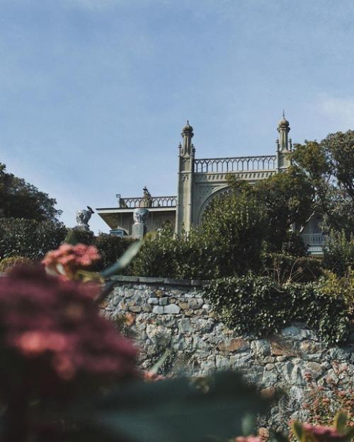 Прогулка по воронцовскому парку в Алупке, республика Крым, это незабываемый опыт для любителей красивой природы и культурного наследия. 02