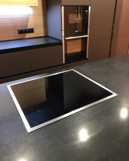 Очень стильная кухня в черном цвете. 06