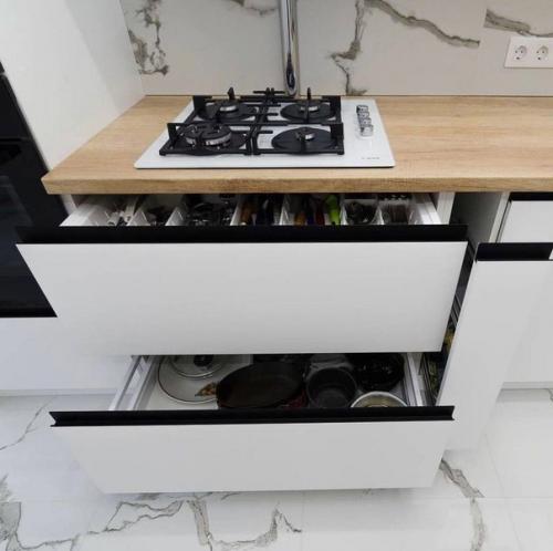 Просторная кухня. В белом цвете. 07