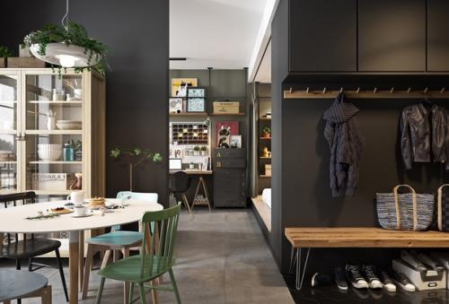 Черный цвет стен в скандинавском интерьере идеально сочетается с южноамериканскими кактусами и мебелью из светлого дерева. 05