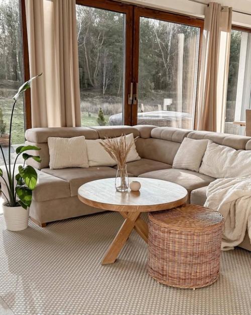 Уютный домик.  Простой способ создать модное сочетание - выкрасить стены в белый цвет и дополнить интерьер деревянными предметами мебели и декора. 04