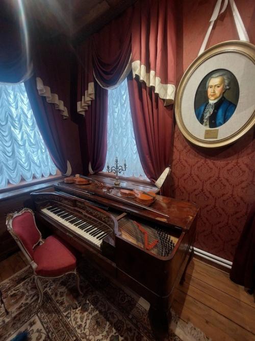 Тульские поэты оказались первыми экскурсантами музея - усадьбы Дворяниново после его радикального переоснащения. 06