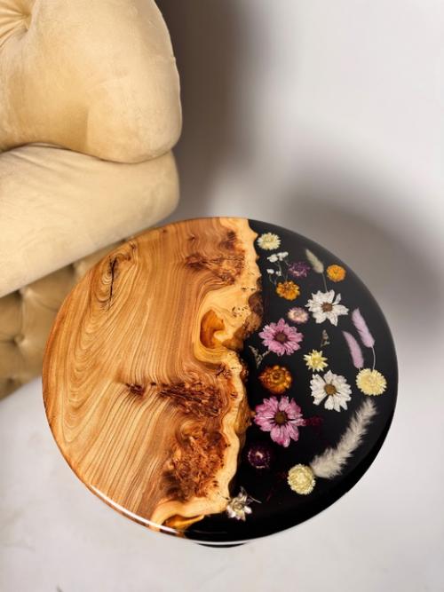 Столик на индивидуальном подстолье выполнили на заказ. 01