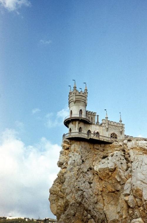 Воздушный, сказочный замок Ласточкино Гнездо возвышается над морской гладью сравнительно недавно - неполных 100 лет. 02