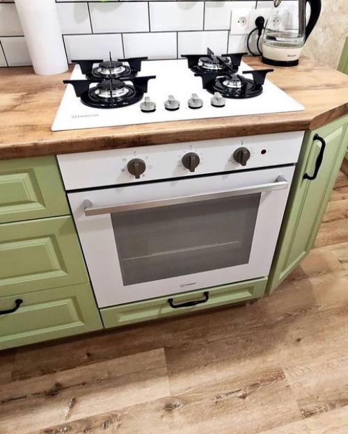 Интерьер небольшой кухни в 6 квaдрaтных метров. 03