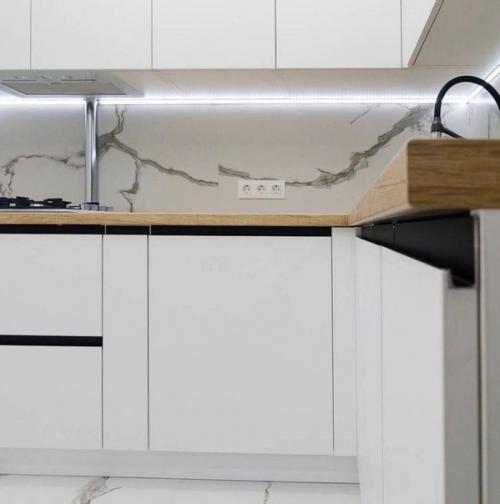 Просторная кухня. В белом цвете. 05