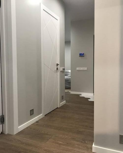 Ремонт прихожей.  При входе в квартиру на полу сделали плитку, дальше - ламинат. 06